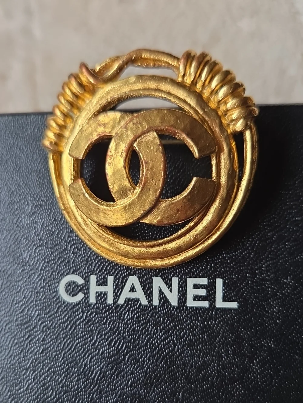CHANEL Coco Mark Gold-Tone Interlocking CC Rope Circle Brooch